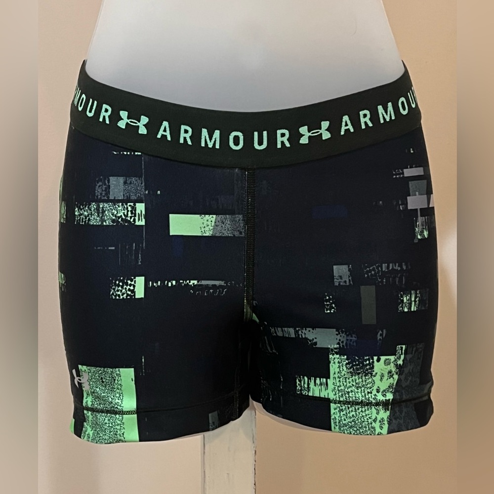 NWOT UNDER ARMOUR TEAM SHORTY SHORT 3"' HEATGEAR COMPRESSION SIZE XS BLACK-MULTI